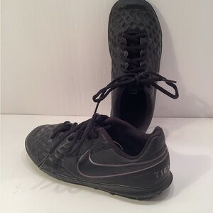 Nike children Black Textured Soccer Shoes.  (A8)